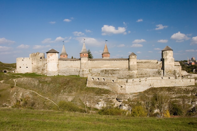 Vista de verano al castillo en Kamianets-Podilskyi