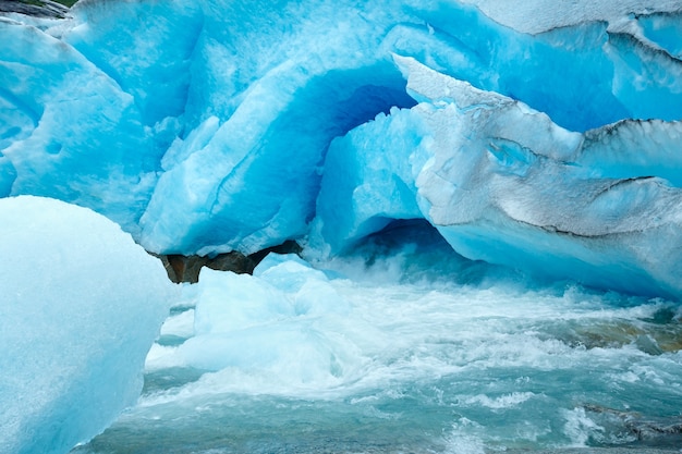 Vista de verano al derretimiento del glaciar Nigardsbreen