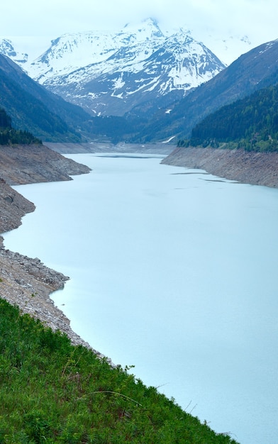 Vista de verano al lago Gepatsch-Stausee (Kaunertal, Austria, Tirol)