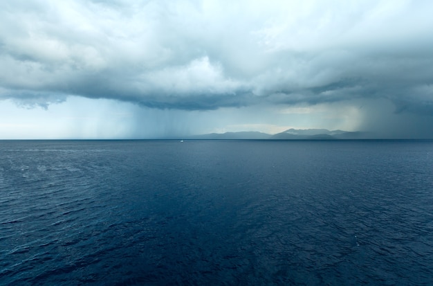 Vista de verano al mar con cielo tormentoso desde el ferry en el camino desde Cefalonia a Ithaca Grecia