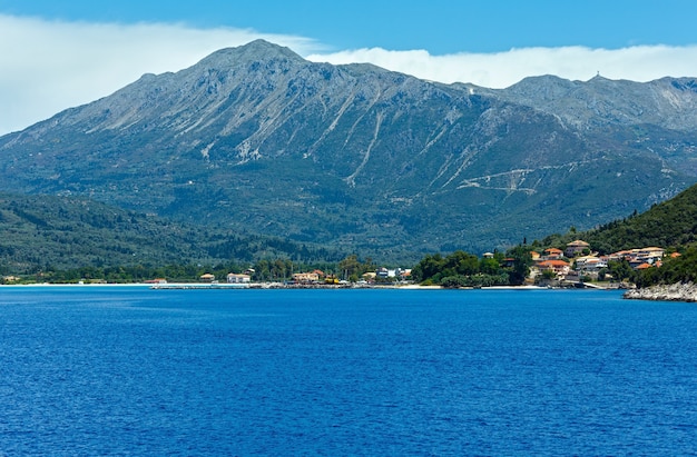 Vista de verano al mar desde el tren ferry en el camino de Cefalonia a Lefkada Grecia