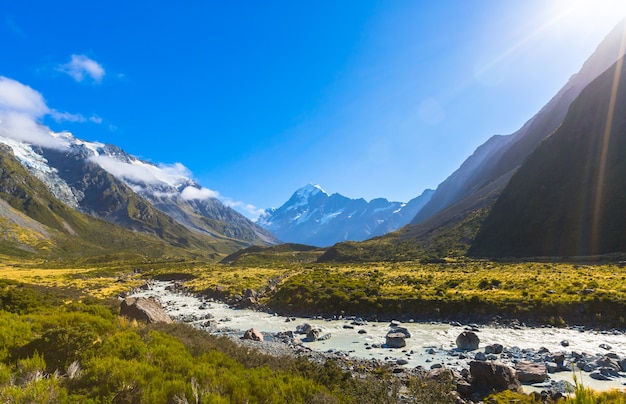 Vista de verano de Aoraki Mount Cook National Park, Isla Sur de Nueva Zelanda