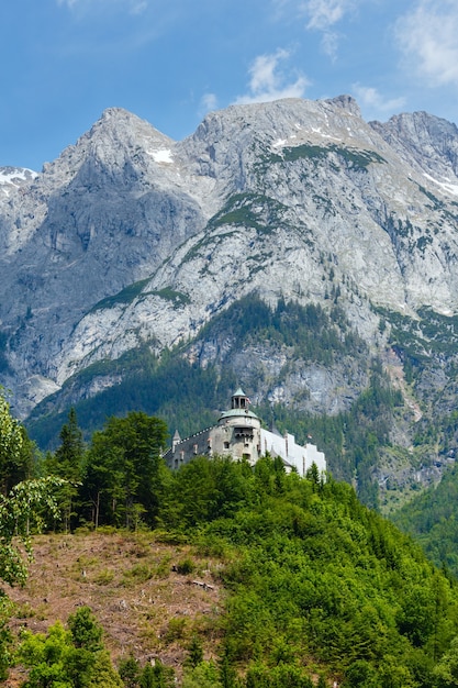 Vista de verano del castillo de montaña de los Alpes (Austria, el castillo de Hohenwerfen, fue construido entre 1075 y 1078)