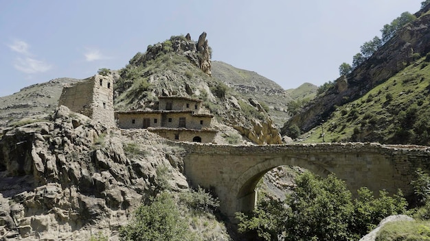Foto vista de verano de edificios de piedra en ruinas abandonados en las montañas concepto de acción de la historia y la antigüedad