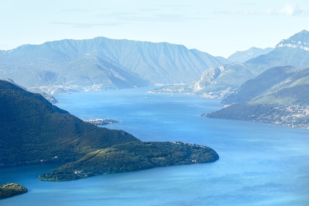 Vista de verano del lago alpino de Como desde la cima de la montaña (Italia)