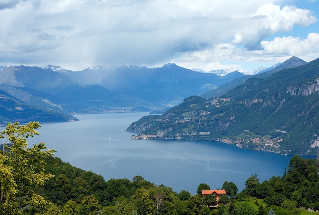 Vista de verano del lago alpino de Como desde la cima de la montaña (Italia)