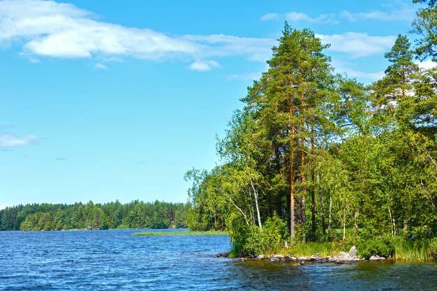 Vista de verano del lago Ruotsalainen (cerca de Hevossaari, Finlandia).