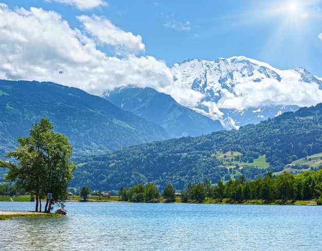 Vista de verano del macizo montañoso del lago Passy y del Mont Blanc (Chamonix, Francia)