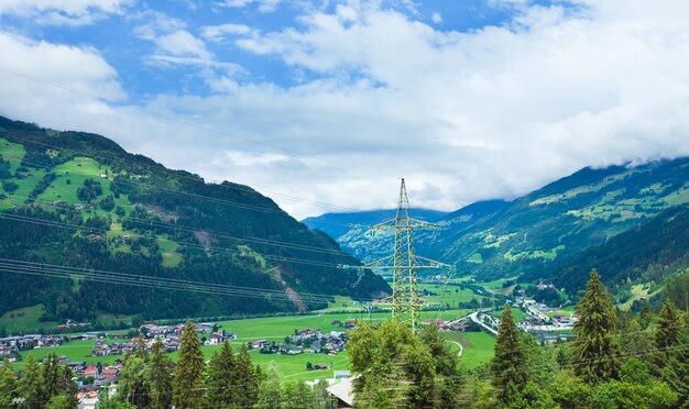 Vista de verano de las montañas de los Alpes y aldea en el valle, Austria