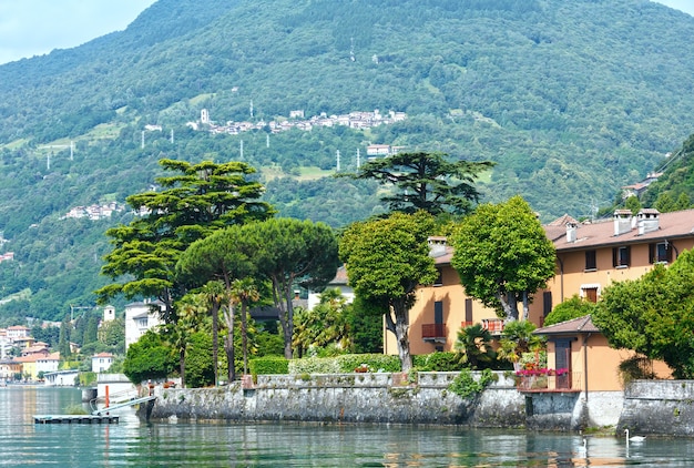 Vista de verano de la orilla del lago de Como (Italia) desde el tablero del barco