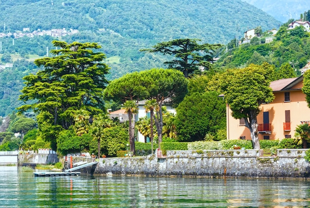 Vista de verano de la orilla del lago de Como (Italia) desde el tablero del barco