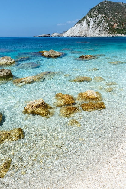 Foto vista de verano de la playa de petani cefalonia, grecia