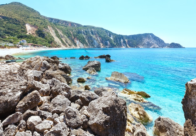 Vista de verano de la playa de Petani (Cefalonia, Grecia)