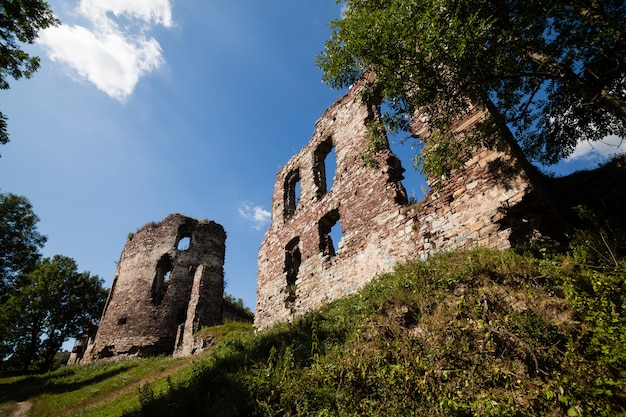 Foto vista de verano a las ruinas del castillo en buchach con hermoso cielo y nubes, región de ternopil, ucrania