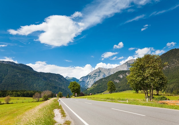 Vista de verano tranquilo de la montaña de los Alpes con la carretera, Austria, afueras de la aldea de Gosau