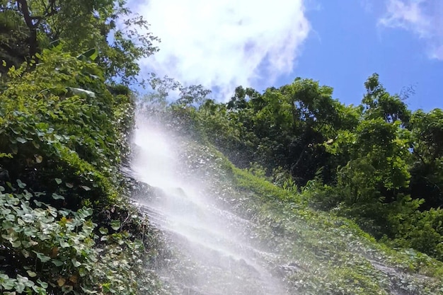 Vista verde cielo azul la fuente de Chandranath colina Sitakunda