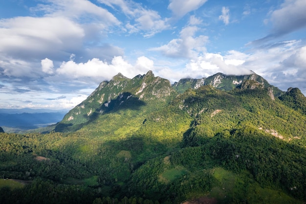 Vista verde de la montaña en Chiang Dao