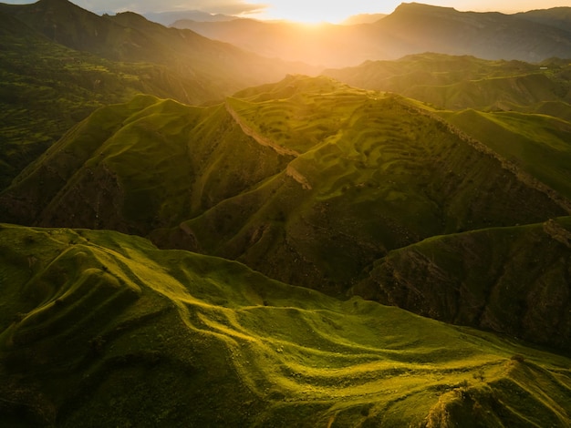 Vista de las verdes terrazas y montañas al atardecer paisaje de verano