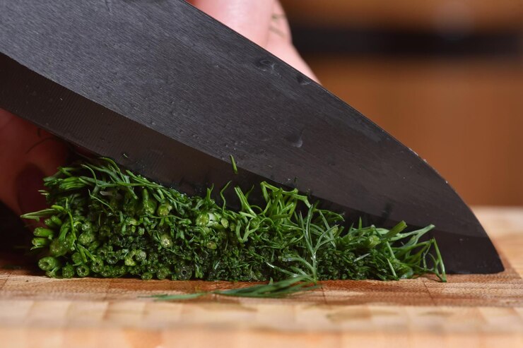 Foto vista de verduras picadas en la tabla de cortar