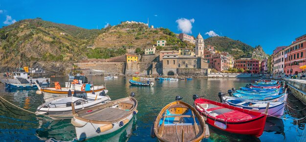 Vista de Vernazza. Uno de los cinco famosos pueblos coloridos del Parque Nacional de Cinque Terre en Italia