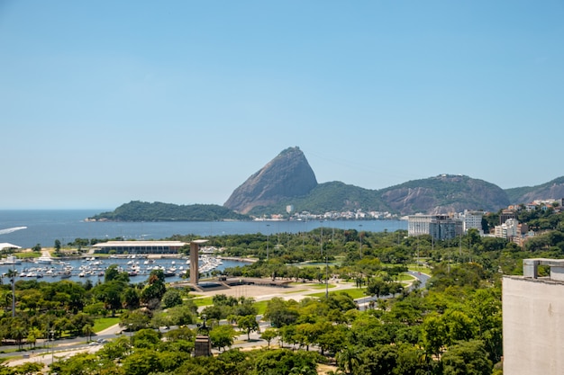 Vista del vertedero flamenco, el pan de azúcar y la bahía de guanabara en Río de Janeiro en Brasil.