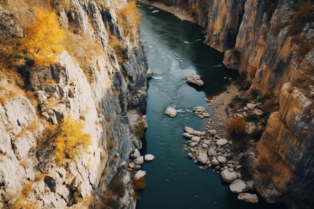 Vista vertical aérea de drones da natureza na Moldávia, um rio estreito flutuando no desfiladeiro com rochas