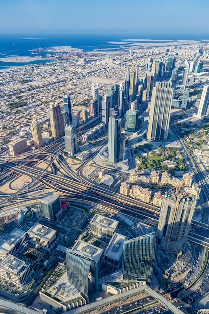 Vista vertical da cidade de Dubai do topo de uma torre.