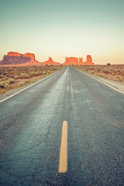 Vista vertical da estrada para Monument Valley, EUA