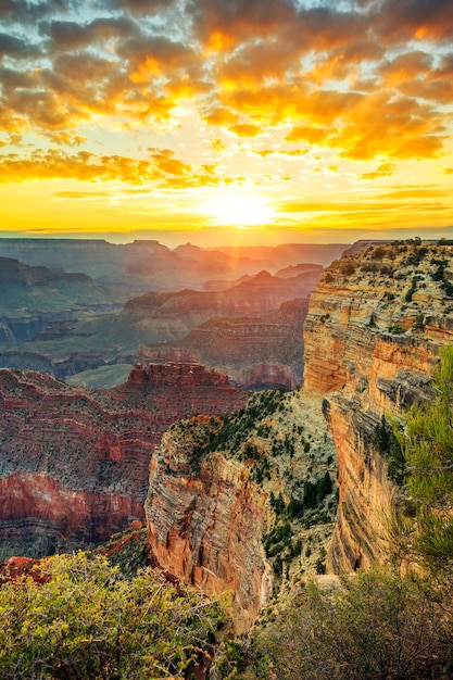 Vista vertical do grand canyon ao nascer do sol