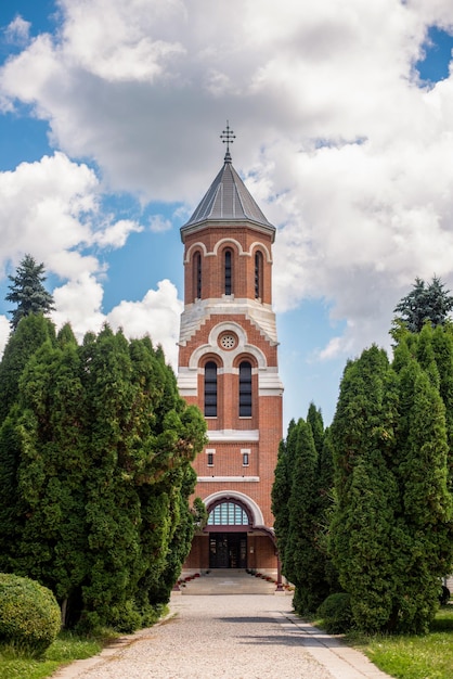 Vista vertical de la iglesia episcopal en el monasterio de curtea de arges en rumania