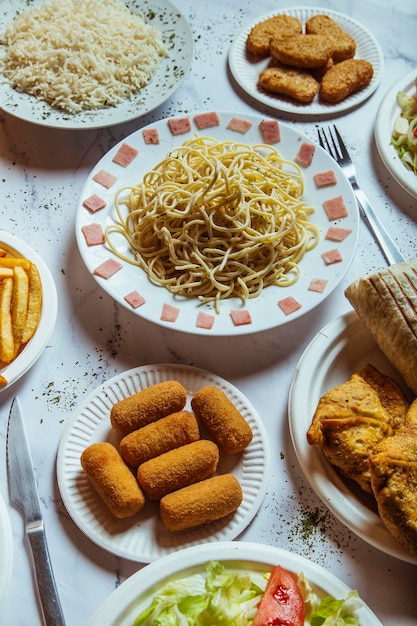 Vista vertical de variedad de platos en la mesa del restaurante de comida rápida.