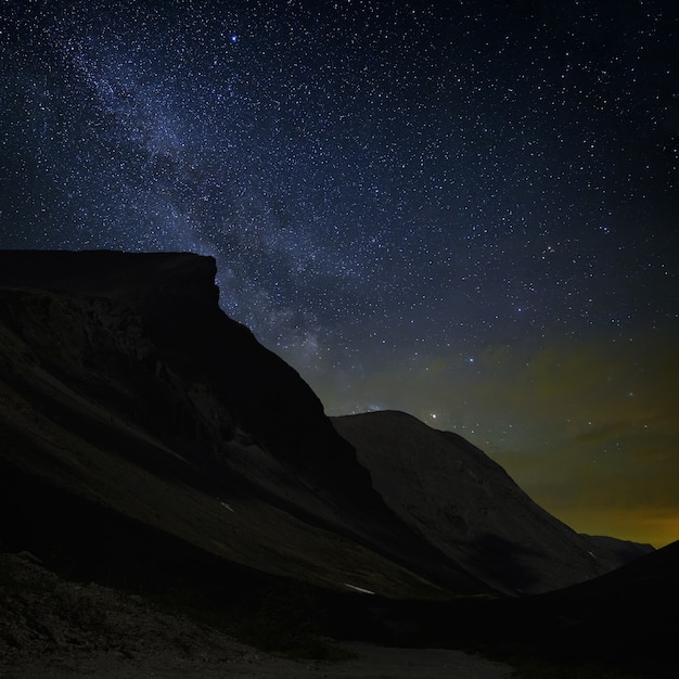 Foto vista de la vía láctea en un valle de montaña