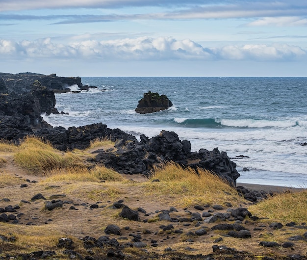 Vista durante el viaje en automóvil en el oeste de Islandia Península de Snaefellsnes Playa Skardsvik Espectacular costa del océano rocoso volcánico negro