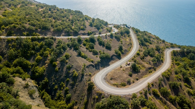 Vista de viaje de Crimea desde arriba de la carretera de montaña con curvas