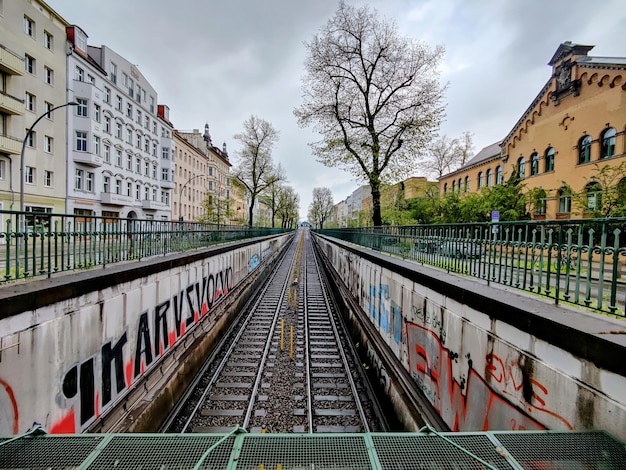 Vista de las vías del ferrocarril a lo largo de los edificios.