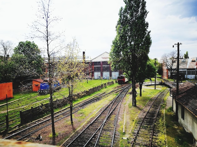 Vista de las vías del ferrocarril a lo largo de los edificios