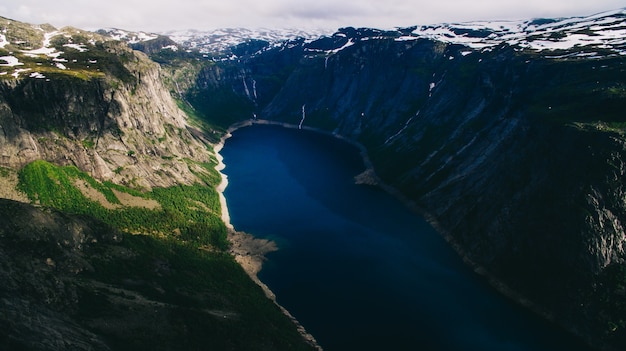 Vista vibrante de verão no famoso lugar turístico norueguês - Trolltunga, Noruega, Odda