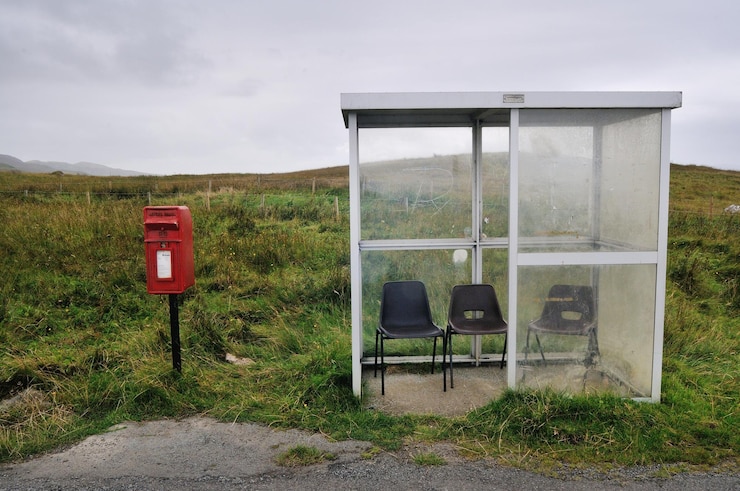 Foto vista de una vieja cabina telefónica en el campo contra el cielo
