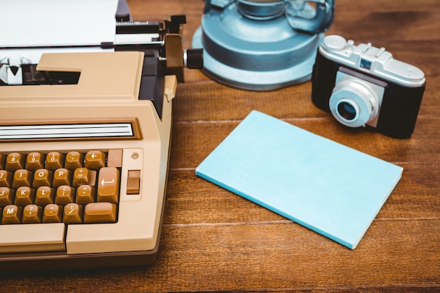 Vista de una vieja máquina de escribir y cámara