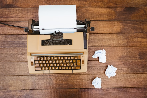 Vista de una vieja máquina de escribir y papel