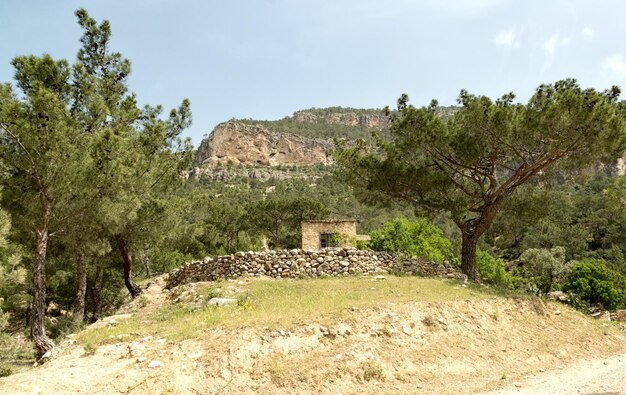 Vista de la vieja ruina en la montaña