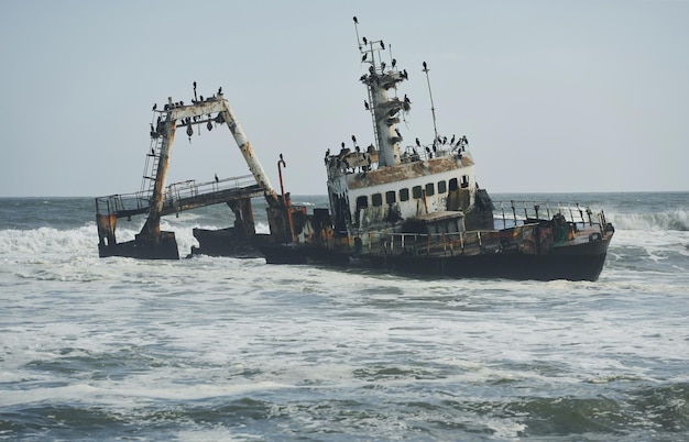 Vista del viejo barco ahogado abandonado en el mar de África