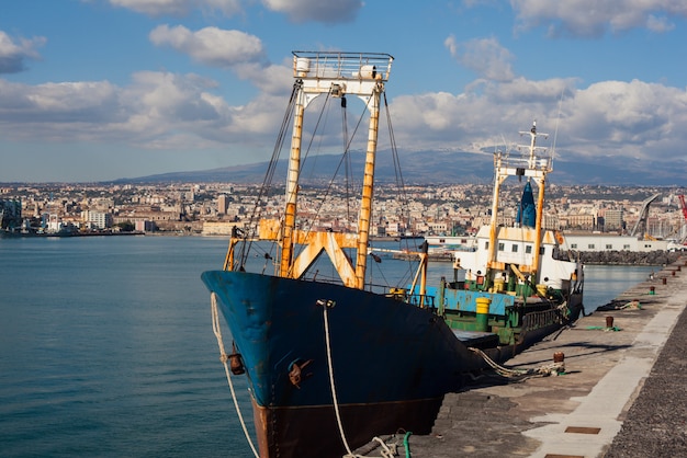 Vista del viejo barco pesquero