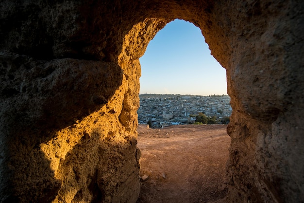 Vista del viejo Fez a través de la entrada del antiguo castillo