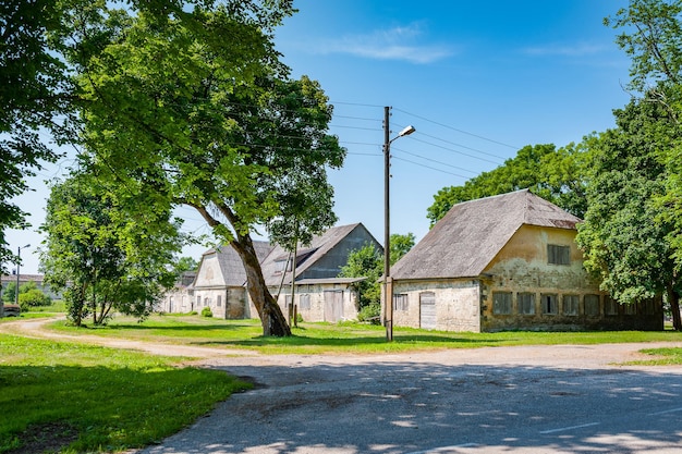 Foto vista del viejo granero de ladrillo abandonado en la casa solariega de verano de la isla de koljala saaremaa estonia