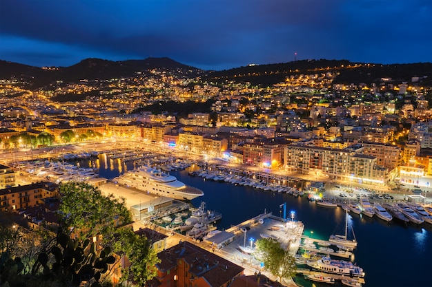 Vista del viejo puerto de Niza con yates, Francia en la noche