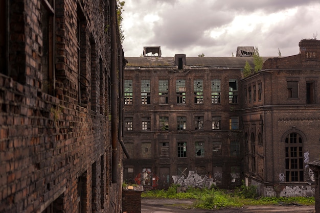 Vista de los viejos edificios de la fábrica. Antiguo edificio de estilo loft