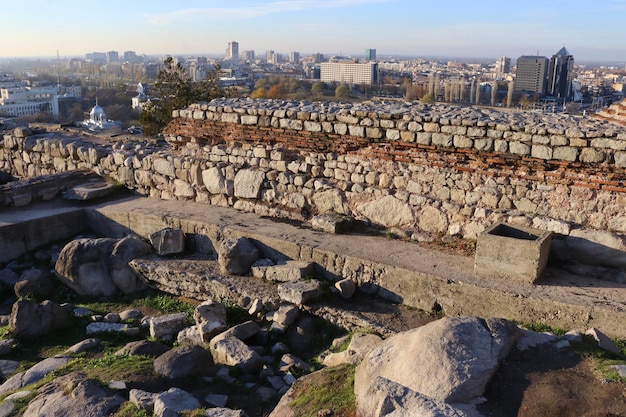 Vista de viejos edificios en ruinas contra el cielo