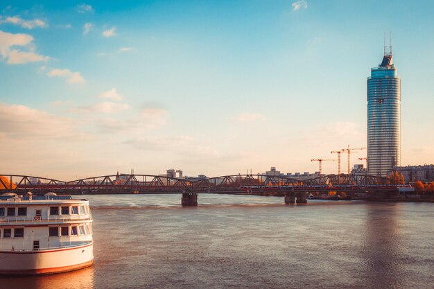 Vista de Viena desde el puente sobre el río Danubio.