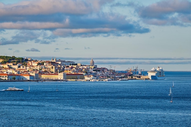 Vista de la vista de Lisboa sobre el río Tajo con yates y barcos al atardecer Lisboa Portugal